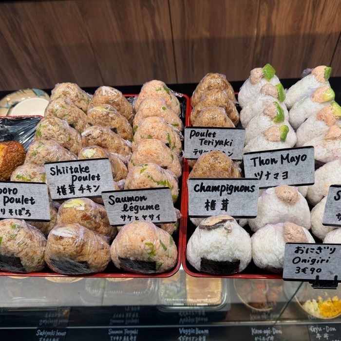Onigiri faits maison — saumon, thon mayo, poulet teriyaki, shiitake — Machiya Bento Paris 8e
