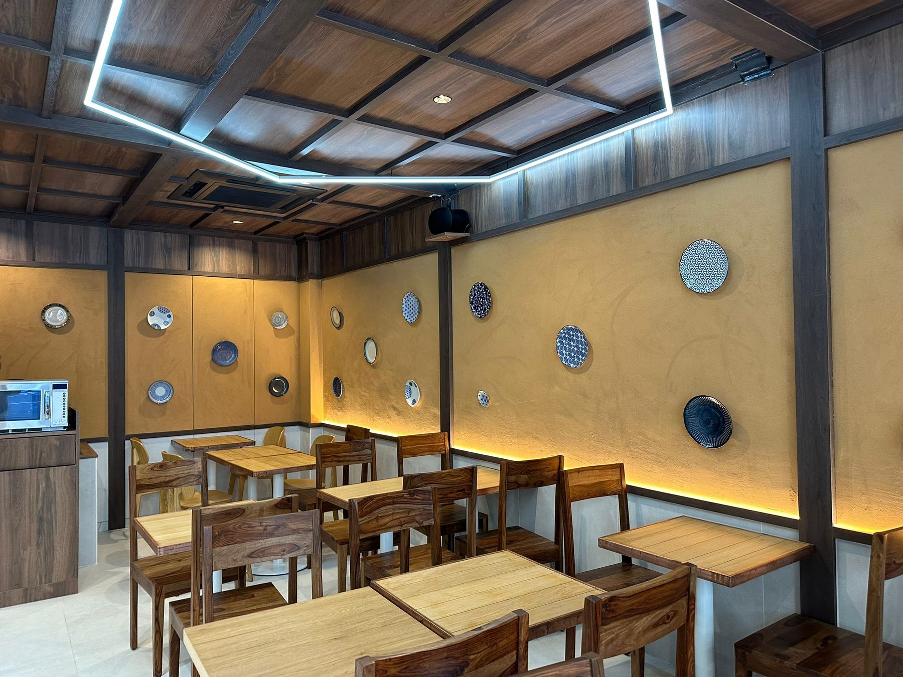 Salle du restaurant Machiya Bento à Paris 8e en soirée